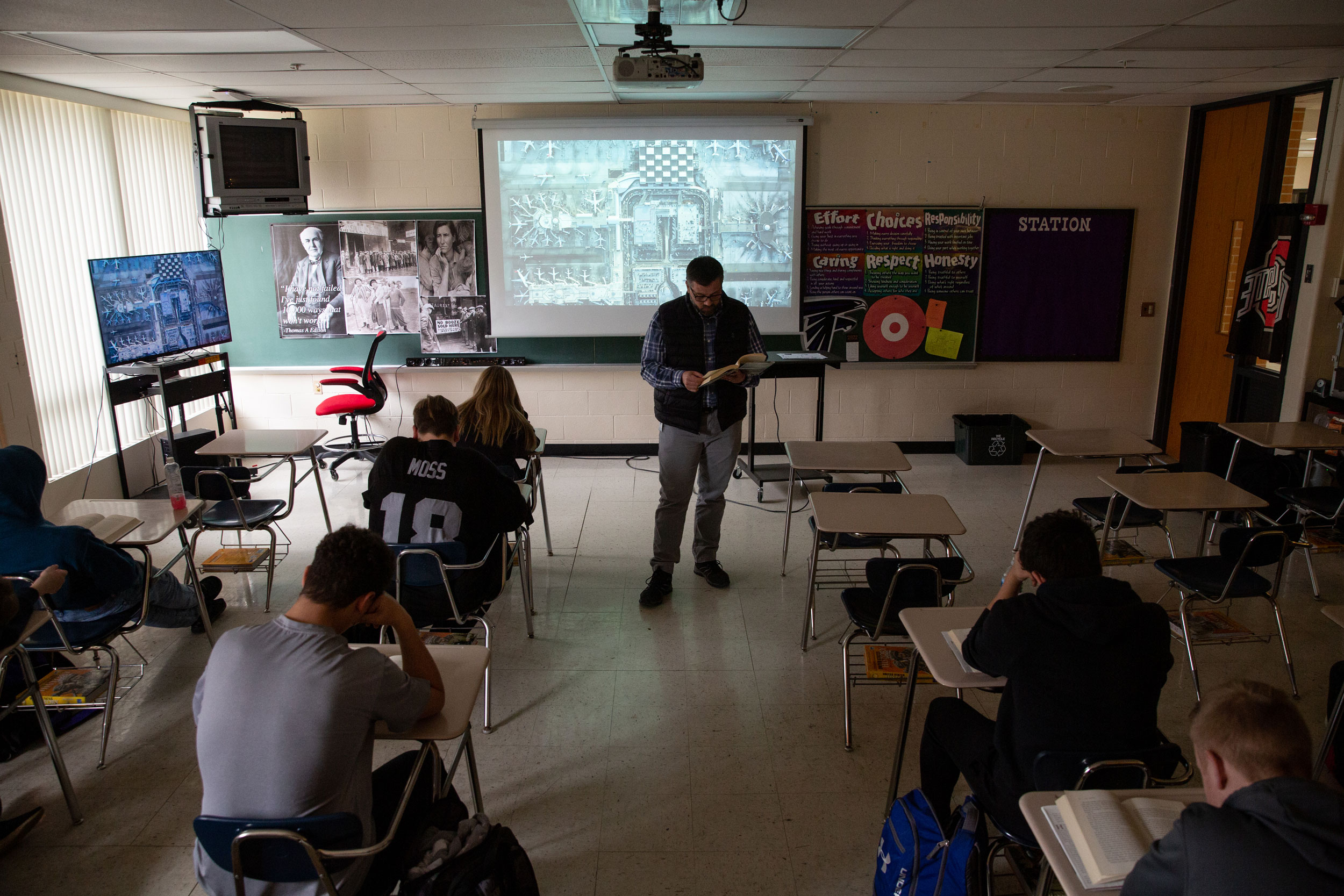 Thompson reads Hillbilly Elegy to the class as part of their course work.
Thompson says the class is only a few chapters into the book, but he
has seen students draw connections from the book to their own lives in
rural Ohio. (Jesse Jarrold-Grapes)